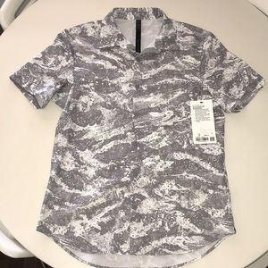 NWT Lululemon Men’s Buttondown Shirt Medium